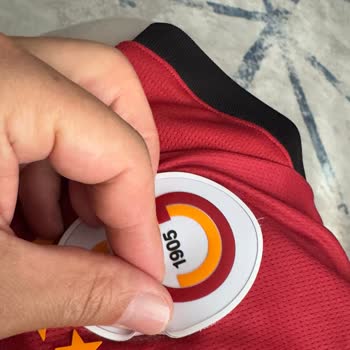 Puma’dan Alınan Galatasaray Forması Kalitesiz, Emblem Soyuluyor Ve Değişim Reddi