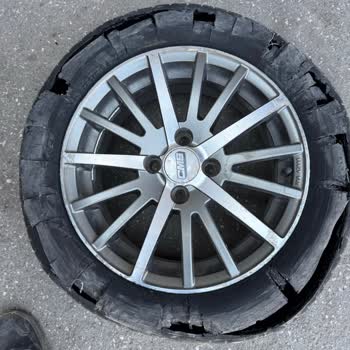 Laufen Lastiği Yolda Aniden Patladı, Güvenliğimi Tehlikeye Attı