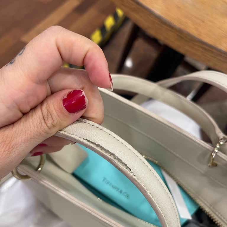 Kısa Sürede Yırtılan Armani Çanta Mağaza Red Cevabı Ve Değişim Talebi