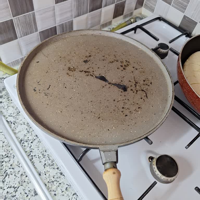 Kale Döküm Cansuyu Gözleme Tavasının Soyulması