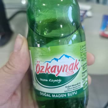 Gazsız Tat Ve Tortulu Maden Suyu Sağlık Endişesi