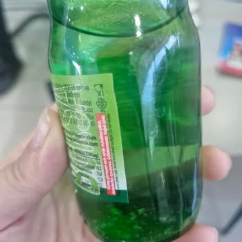 Gazsız Tat Ve Tortulu Maden Suyu Sağlık Endişesi