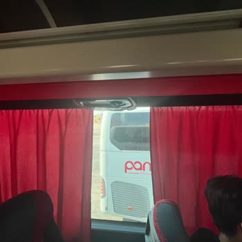 Klimasız Ve Güneşli Otobüste Çatlak Camla Konforsuz Yolculuk