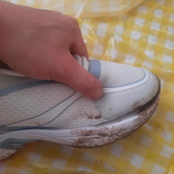 Kalitesiz Yapıştırıcı Nedeniyle Açılan Ve Koku Yapan Calvin Klein Ayakkabının İadesi Talebi
