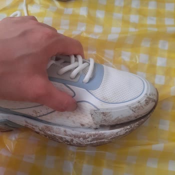 Kalitesiz Yapıştırıcı Nedeniyle Açılan Ve Koku Yapan Calvin Klein Ayakkabının İadesi Talebi
