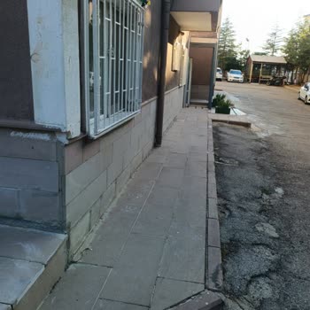 DHL Araç Parkı Dikkatsizliği Balkonuma Zarar Verdi Ve Personel Tavırını Düzeltme Talebi