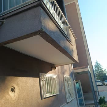 DHL Araç Parkı Dikkatsizliği Balkonuma Zarar Verdi Ve Personel Tavırını Düzeltme Talebi