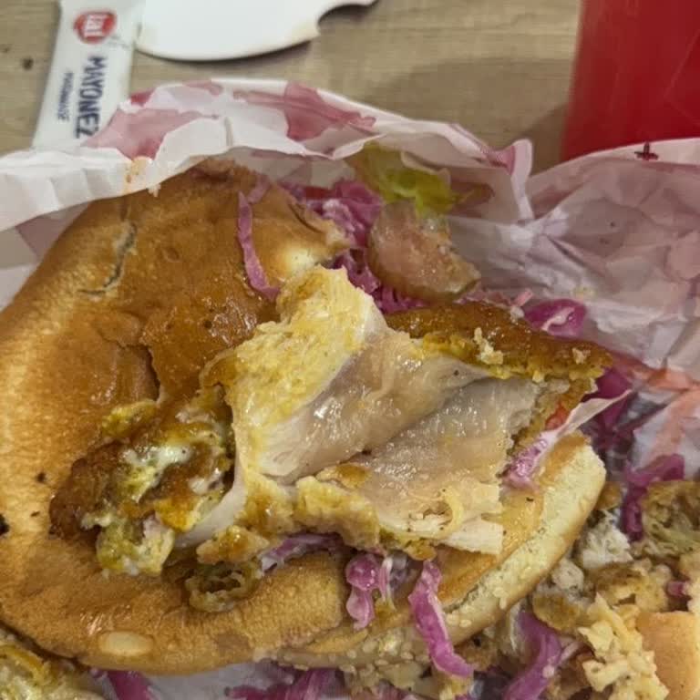 Çiğ Tavuklu Burger Ve Buz Gibi Patates Şikayeti