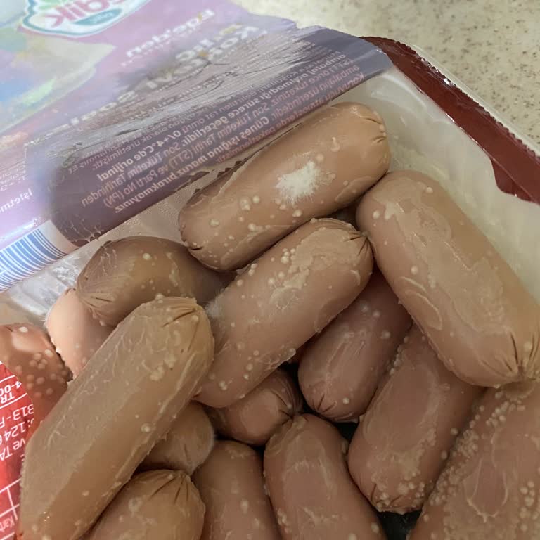 Geçmemiş Tarihli Sosisin Küflenmesi Sağlık Endişesi Ve İade Talebi