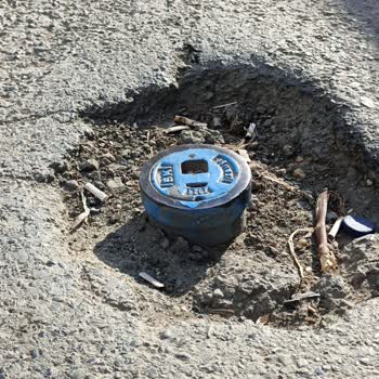 Gaziosmanpaşa Ve Bağcılar’da Bozuk Asfalt Ve Çukurlara Karşı Acil Yol Onarımı Talebi