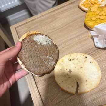 İki Saatte Gelen Eksik Ve Özensiz Burger