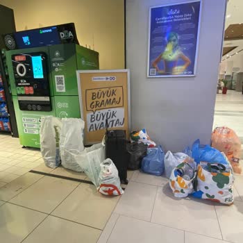 Carrefour Mağazasında Depozito İade Makinesi Dolu Bırakıldı, Müşteriler Saatlerce Bekledi