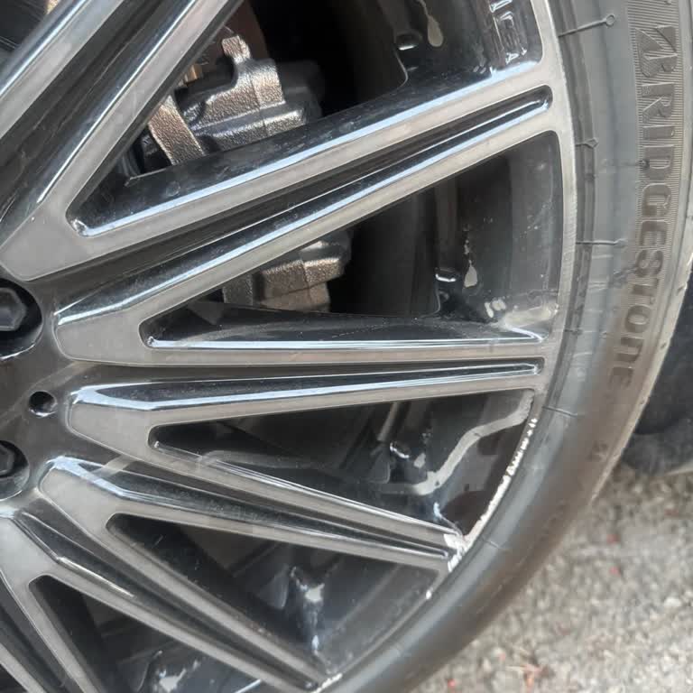 Mercedes Benz 360° Park Paketi Kaldırıma Çarpıp Jant Hasarı Yarattı