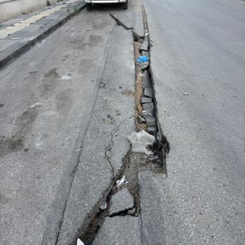 Altındağ’da Çatlak Ve Çökük Yol Araç Ve Yayaları Tehlikeye Atıyor