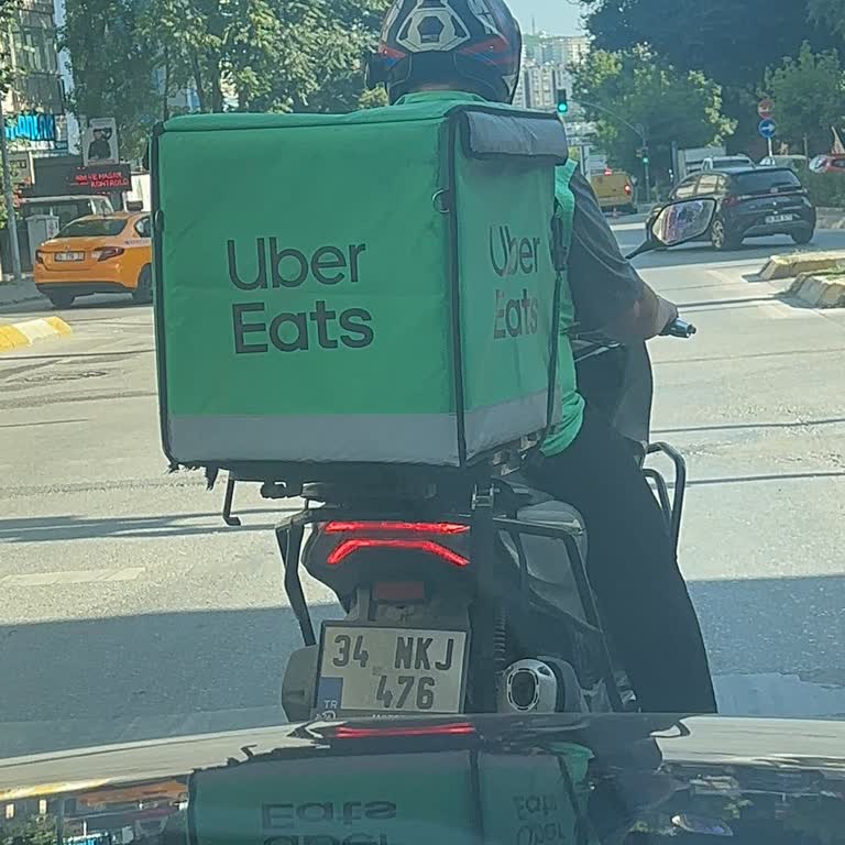 Uber Eats Kuryesinin Tehlikeli Sürüşü Nedeniyle Yakın Kaza