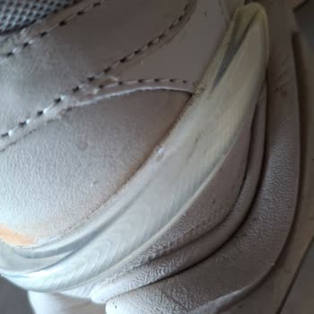 Yeni Aldığım New Balance 9060 Ayakkabıda Renk Atması Ve Lekeler: Hızlı Ürün Değişimi Talebi
