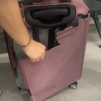 Ajet Uçuşunda Kırık Valiz Ve Fatura Talebiyle Mağduriyet