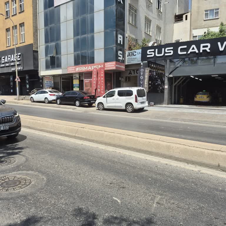 Kaldırımlar Otoparka Dönüştü, Çocuklu Aileler Tehlikede