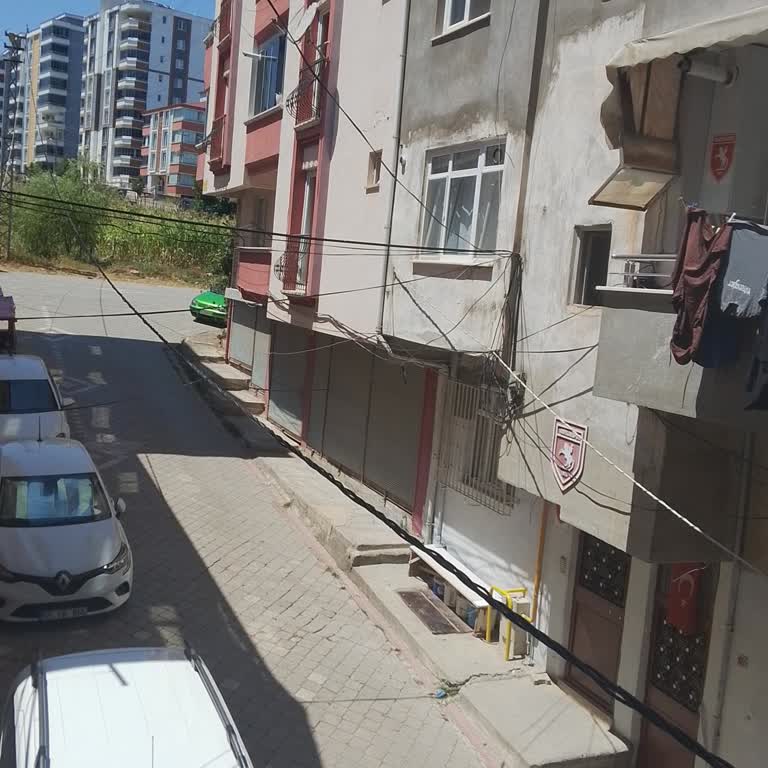 İğdeli Sokakta Atıl Kablolar Görüntü Kirliliği Ve Güvenlik Riski Olarak Kaldırılmalı