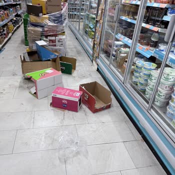 A101 Narlıdere Şubesinde Çalışan İlgisizliği Ve Hijyen Sorunları