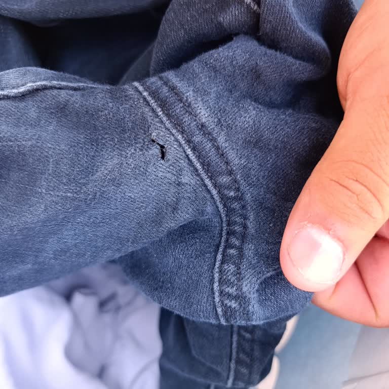 Deforme Pantolon Ve İlgisiz Mağaza Personeli