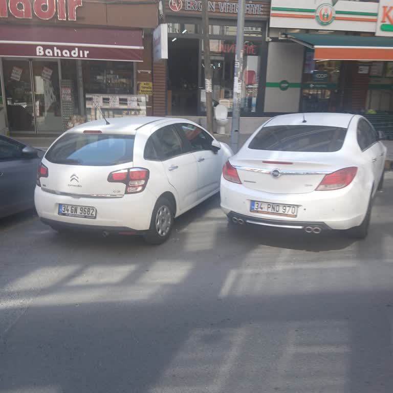 Esenyurt’ta Dükkan Önündeki Kalıcı Araçlar Müşteri Girişini Engelliyor