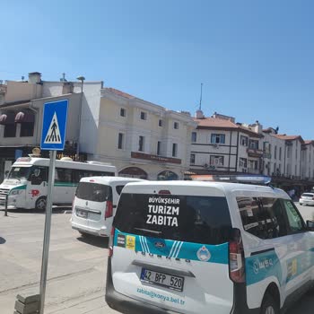 Zabıta Aracının Yaya Geçidinde Park Etmesi Güvenliğimizi Tehdit Ediyor