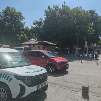 Zabıta Aracının Yaya Geçidinde Park Etmesi Güvenliğimizi Tehdit Ediyor