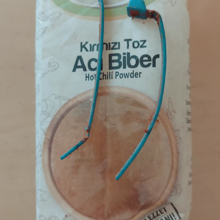 Kırmızı Toz Acı Biberde Mavi Plastik Parça