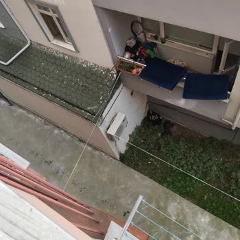 Türk Telekom'un Balkonlara Yakın Asılan Fiber Kabloları Çocuk Güvenliğini Tehlikeye Atıyor