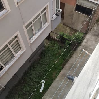 Türk Telekom'un Balkonlara Yakın Asılan Fiber Kabloları Çocuk Güvenliğini Tehlikeye Atıyor