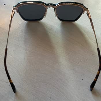 Caretta Vintage Gözlükte Soyulma Olması