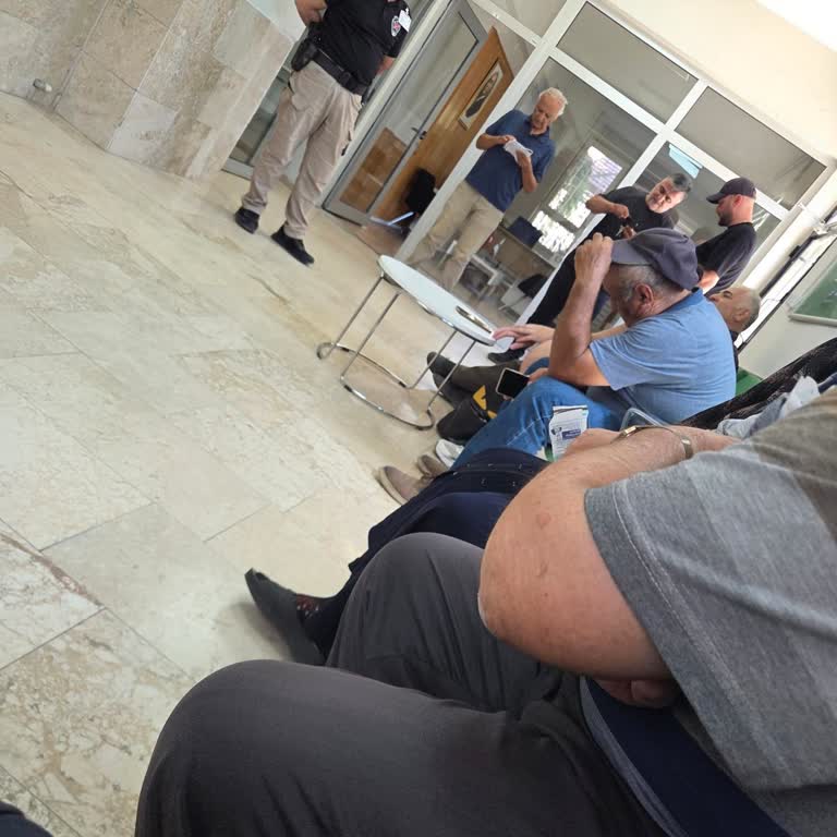 Bucak Şubesinde Tek Personel Ve Sıra Numarası Sistemi Olmadan İki Saat Bekleme