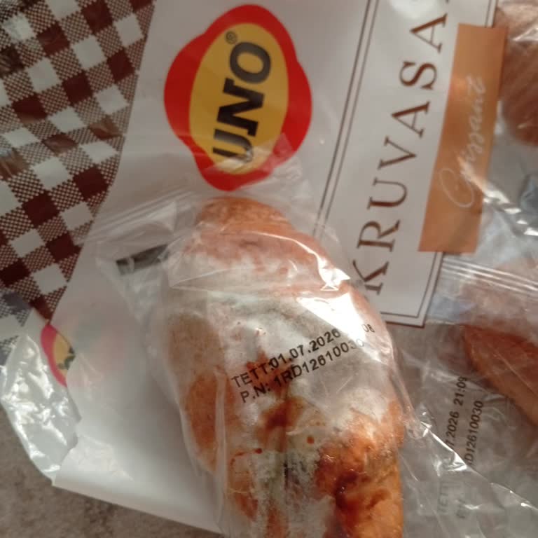 UNO Markalı Küflü Croissant Satışı Sağlık Tehdidi