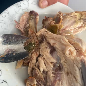 Yunus Market’te Satılan Piliç Ürünün İç Kısımları Kirli Ve Hijyenik Değil