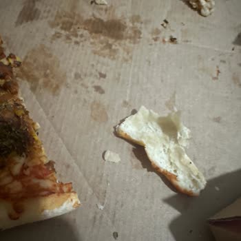 Çiğ Hamurlu Ve Dağınık Malzemeli Pizza İçin Tam Pişmiş Sipariş Talebi