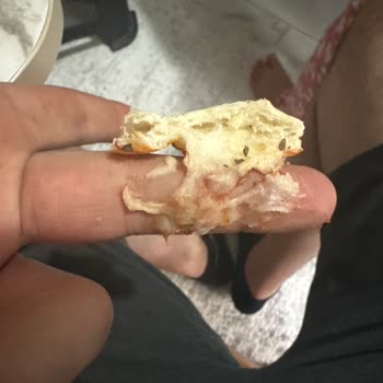Çiğ Hamurlu Ve Dağınık Malzemeli Pizza İçin Tam Pişmiş Sipariş Talebi