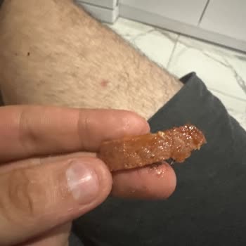 Çiğ Hamurlu Ve Dağınık Malzemeli Pizza İçin Tam Pişmiş Sipariş Talebi