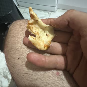 Çiğ Hamurlu Ve Dağınık Malzemeli Pizza İçin Tam Pişmiş Sipariş Talebi