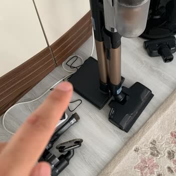 Tanıtılan Aksesuarlarla Uyuşmayan Süpürge Ve İlgisiz Personel