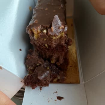 Arı Pastanesinde Yaş Pasta Ve Ay Çöreğinde Hijyen Ve Kalite Sorunu
