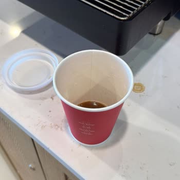 Café incompleto en máquina Juan Valdez, solicito reembolso