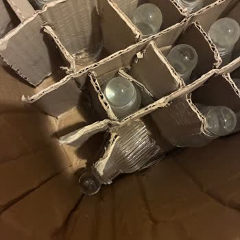 Kırık Kolonya Şişeleri Ve Özensiz Paketleme