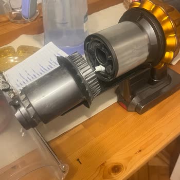 Dyson Servisinde Kırık Ve Eksik Vida İle Geri Gelen Süpürge Müşteri Desteği Yanıt Vermiyor