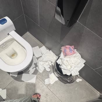 İnegöl'deki Shell İstasyonunda Kirli Tuvaletler Aile Güvenliğini Tehdit Ediyor