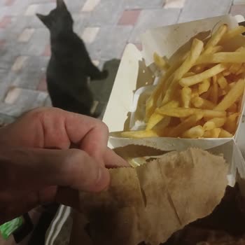 McDonald's Şubesinde Sıcak Ve Gazı Kaçmış Kola, Peçetesiz Servis