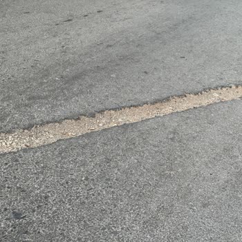 300. Sokak'ta Açık Çukurlar Engelli Güvenliğini Tehdit Ediyor