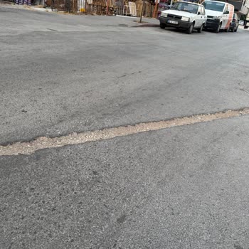 300. Sokak'ta Açık Çukurlar Engelli Güvenliğini Tehdit Ediyor