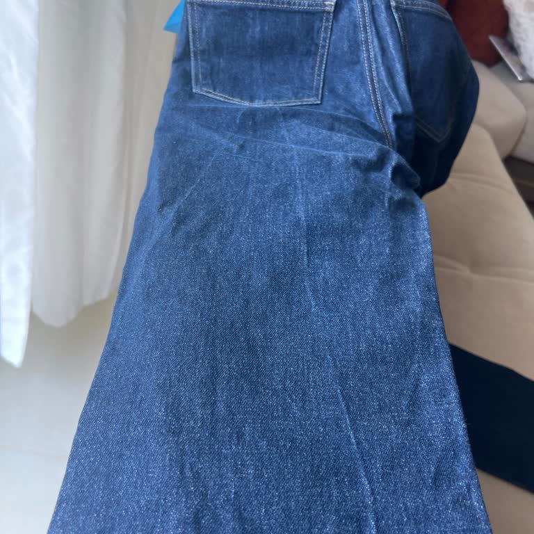 Kalitesiz Mavi Jeans Pantolonunda Diz Yırtığı Ve Renk Solması