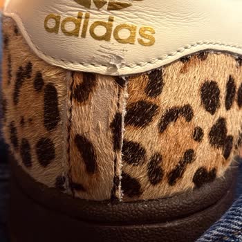 Adidas Ayakkabımın Kıllı Bölümünde Dökülme Yaşadım Değişim Talep Ediyorum